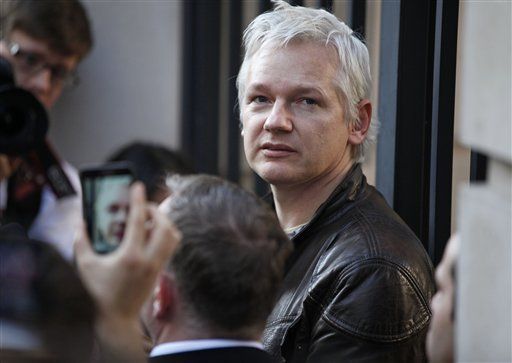 L’attribut alt de cette image est vide, son nom de fichier est julian-assange-occupy.jpg.