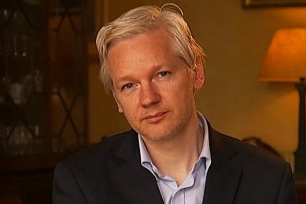 L’attribut alt de cette image est vide, son nom de fichier est Assange-beau-et-delicat-octobre-2021.jpg.